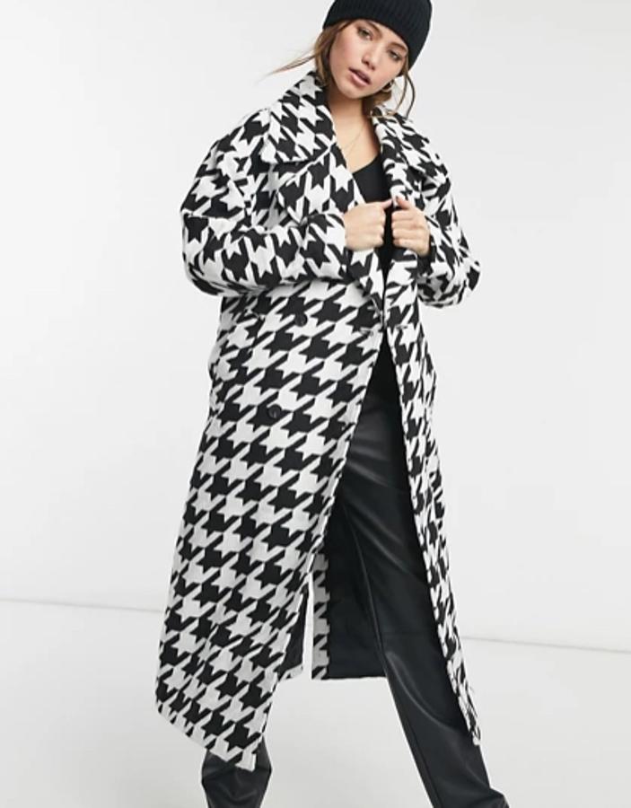 Con estampado pata de gallo en formato XL, este abrigo de Asos con solapas de muesca, doble botonadura y bolsillos laterales viene con cinturón extraíble a tono y cuesta 102,99 euros. Está disponible entre las tallas 32 y 46.