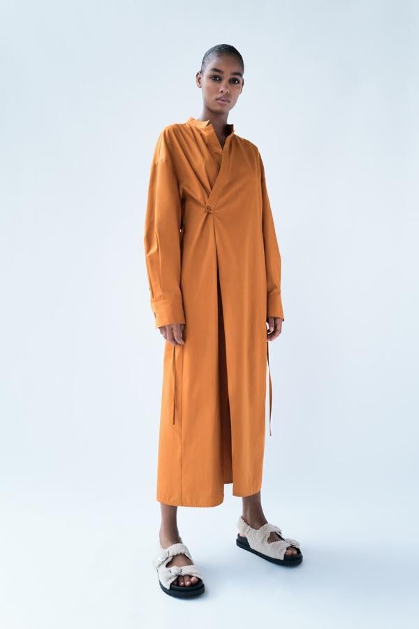 Caftán cruzado y cierre de botón con manga larga y cuello mao, de Zara (29,95 €).