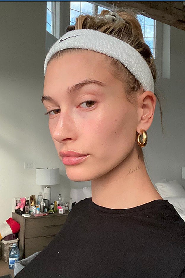 La perfecta piel sin maquillar de Hailey Bieber.