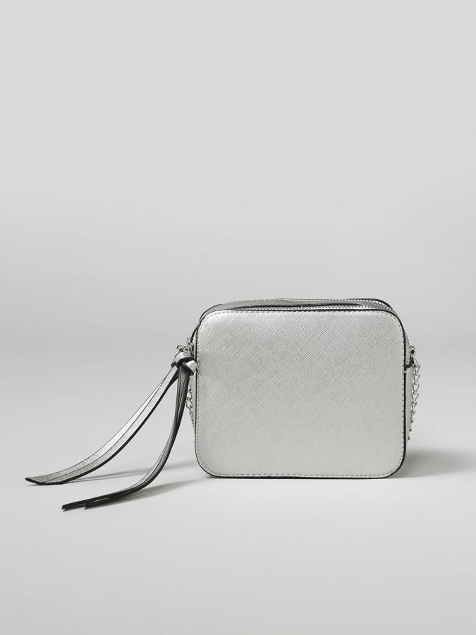 Diseño cuadrado en formato bandolera para este bolso plateado de Lefties con dos compartimentos, cremalleras superiores y asa de hombro ajustable en efecto piel y cadena. Tiene un precio de 9,99 euros.