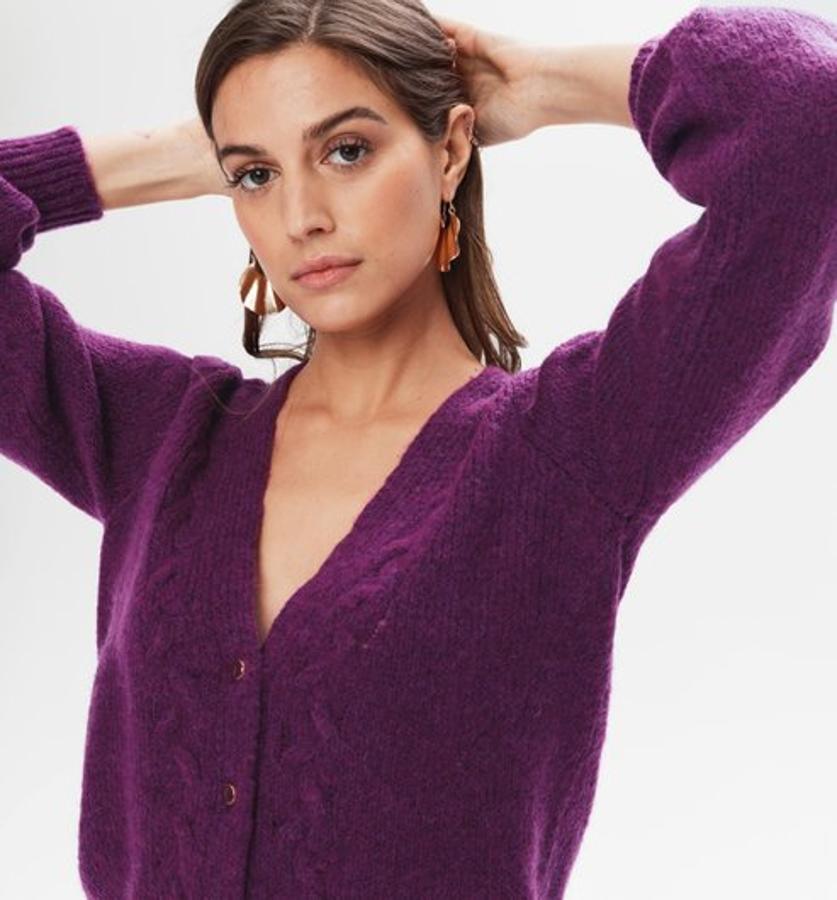 Chaqueta morada con ochos de Promod (35,90 euros) Una prenda de punto especial con acabado en mohair y alpaca