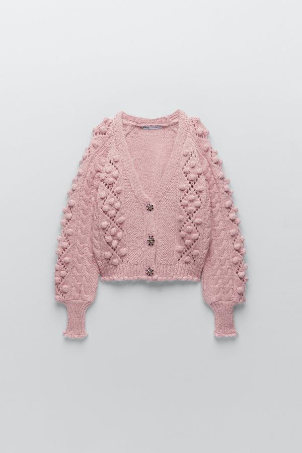 Chaqueta rosa con botones joya de Zara (29,99 euros) Todas necesitamos una de estas prendas en nuestro armario de temporada