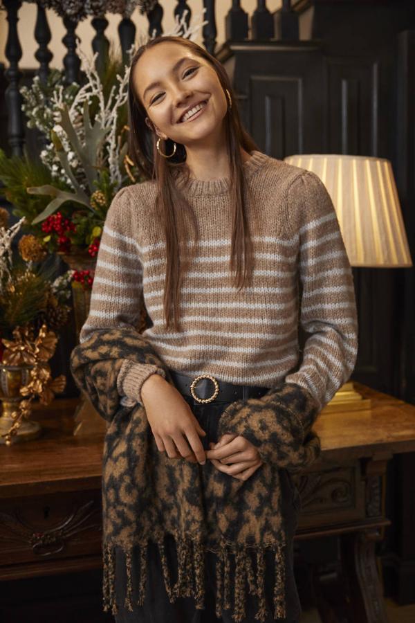 Un básico, el jersey de rayas, que puedes mezclar con otro estampado como el animal print y así conseguir un look más rompedor pero igual de básico y cómodo.