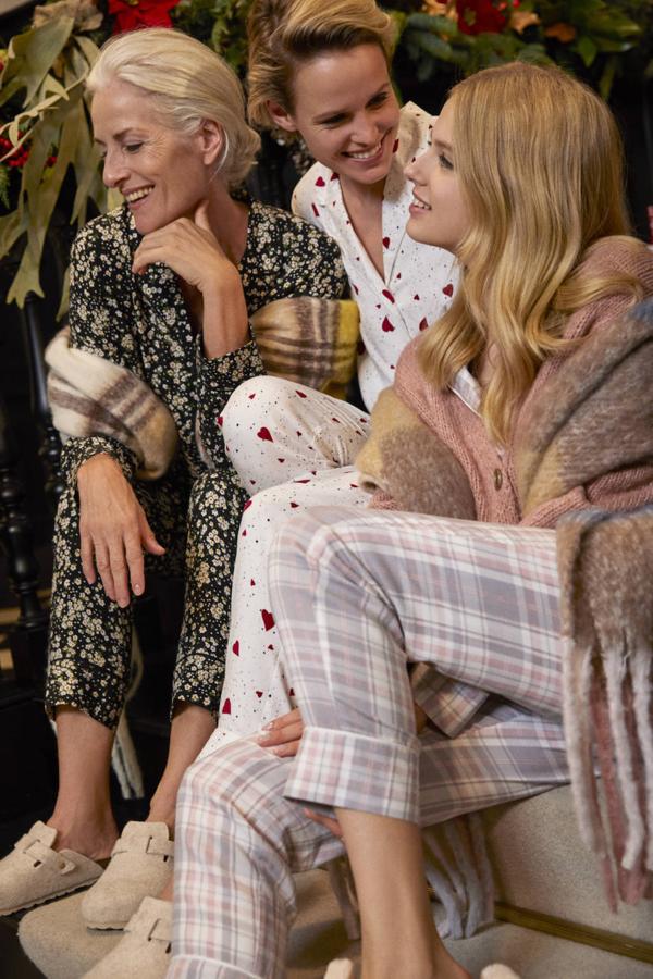 Si eres del equipo pijama y quieres pasar así las fiestas, tambien hay looks para ti. Y zapatillas comodísimas, tipo zuecos, para estar en casa. Cuadros, flores, corazones, solos o combinados con la prenda estrella del invierno, una chaqueta cárdigan.