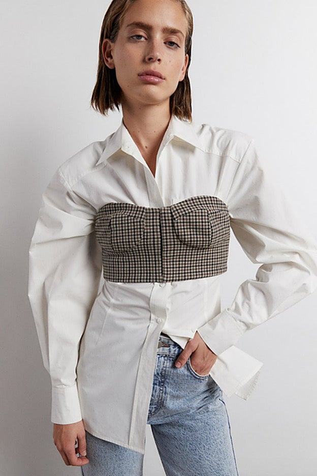 Corsé de cuadros de Sfera, perfecto para superponer a una camisa blanca.