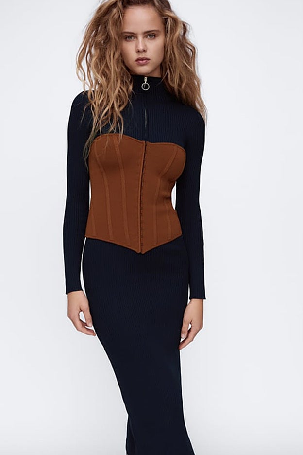 Corsé de punto marrón de Zara, perfecto para llevar con vestido de punto.