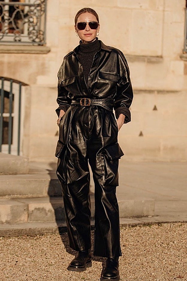 Una versión del mono negro confeccionado en piel espectacular.