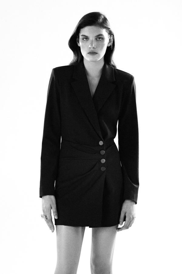 Mini vestido cruzado con botones de Zara (39,99 euros) El clásico LBD reiventando para estas fiestas navideñas