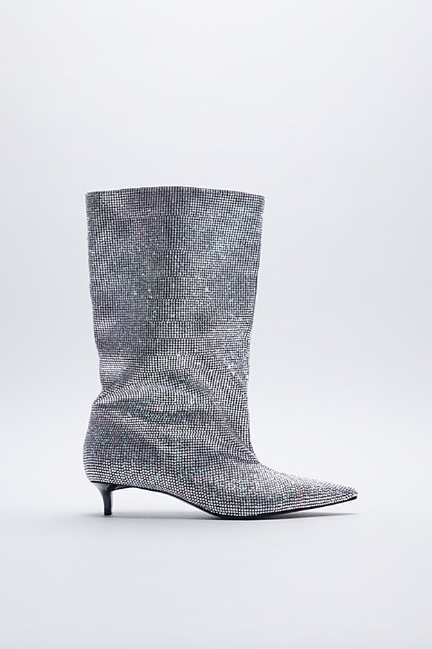 Bota metalizada con efecto espejo y tacón 'kitten' de Zara.