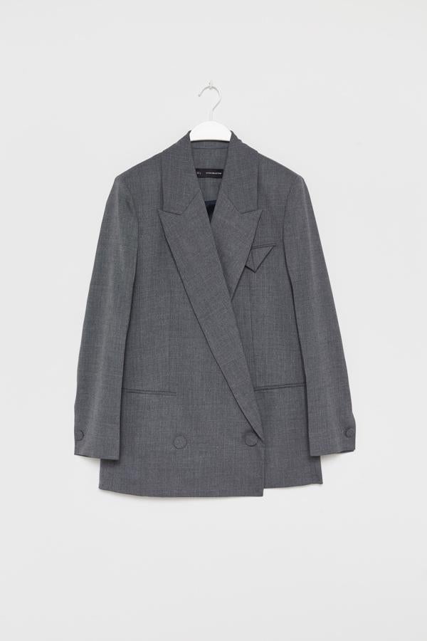 Americana gris de corte oversized larga, de Sfera (59,99 euros).