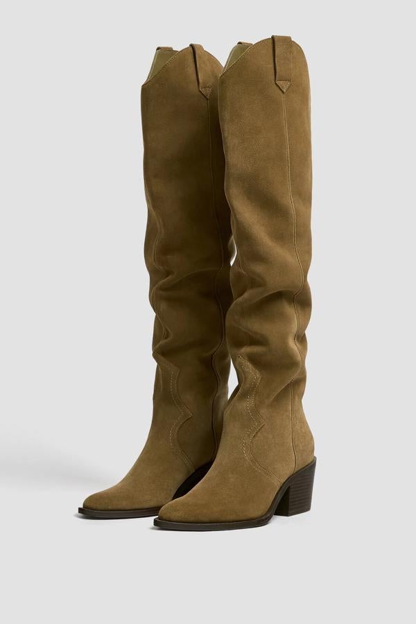En color camel, esta bota cowboy de tamaño maxi y tacón de 6,5 centímetros de altura cuenta con tiradores en los laterales y tiene un precio de 69,99 euros. Es de Pull & Bear.