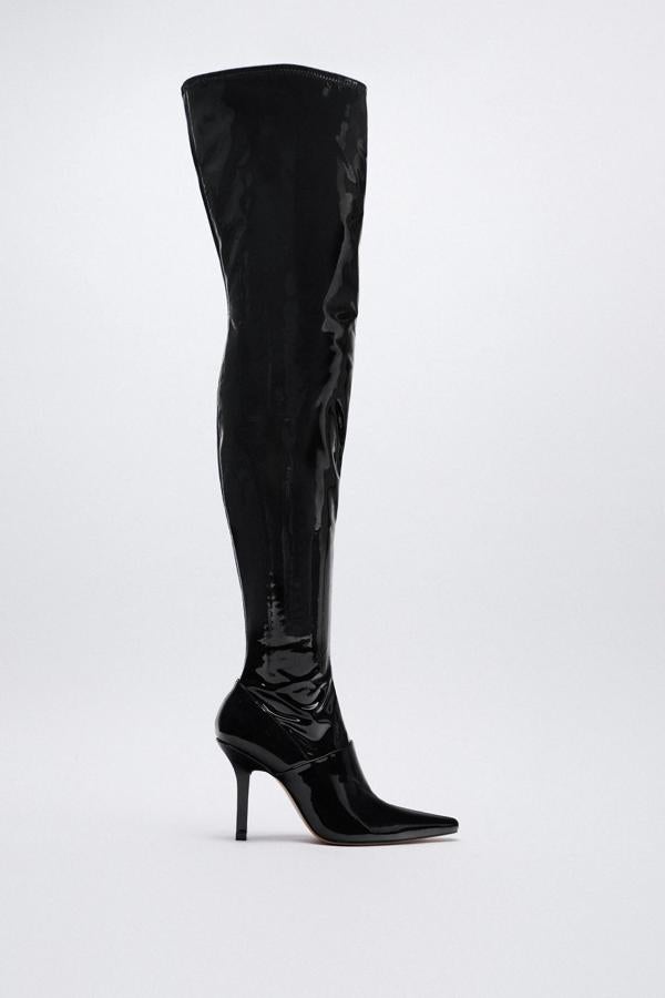 En color negro, esta bota XL de charol cuenta con un tacón fino de 10 centímetros y cierre mediante cremallera interior. Tiene un precio de 69,95 euros y es de Zara.