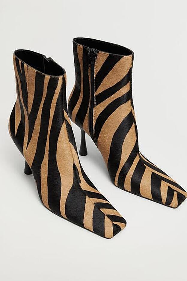 Con tacón fino de 10 centímetros de altura, este botín de piel con estampado animal es de lo más favorecedor..