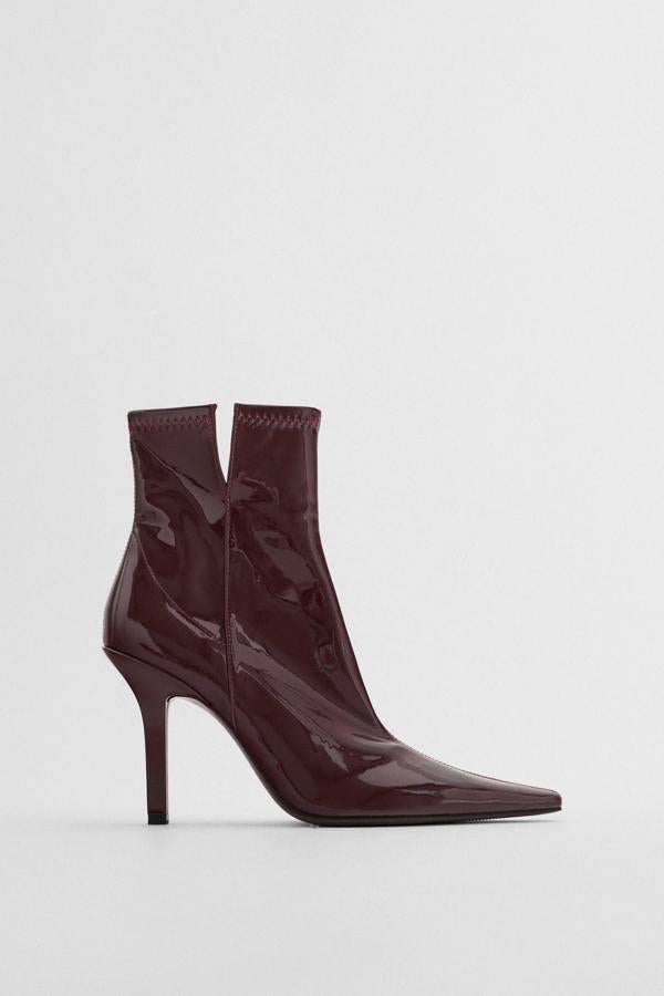 En color burdeos, este botín de Zara con tacón fino de 9,5 centímetros de altura y aberturas laterales tiene un precio rebajado de 29,99 euros.
