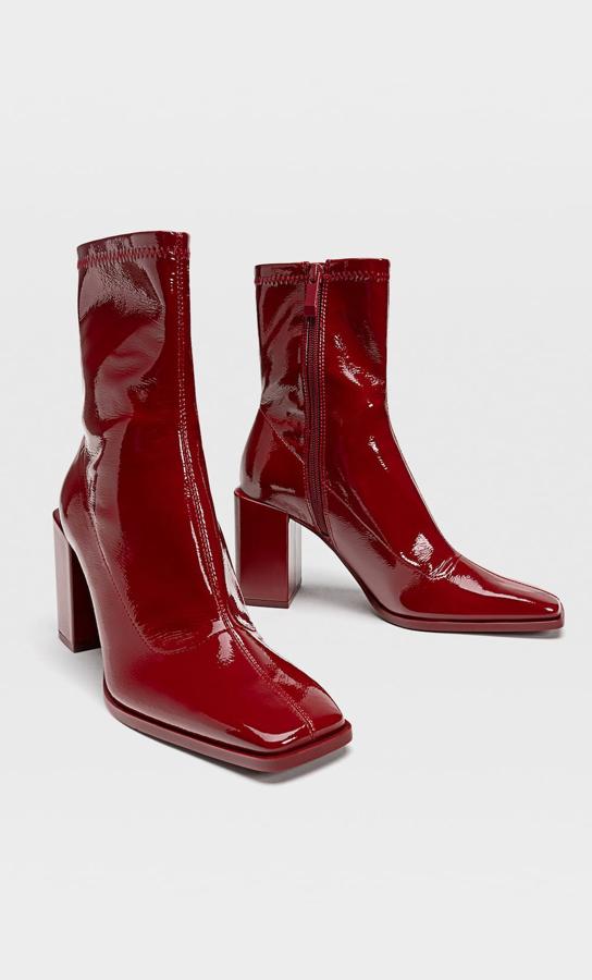 En charol de color rojo, estos botines de tacón ancho con 8,5 centímetros de altura están disponibles también en negro. Con punta cuadrada, son de Stradivarius y tienen un precio de 35,99 euros.
