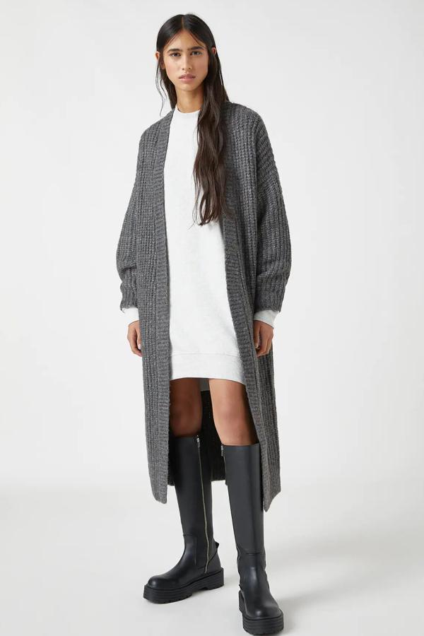 En color gris o marrón, esta chaqueta oversize de punto perlado sin botones es de Pull & Bear y tiene un precio rebajado de 23,99 euros.