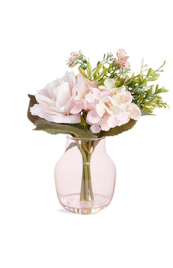 Este jarrón grande de vidrio en color rosa y flores sintéticas tiene un precio de 12 euros.