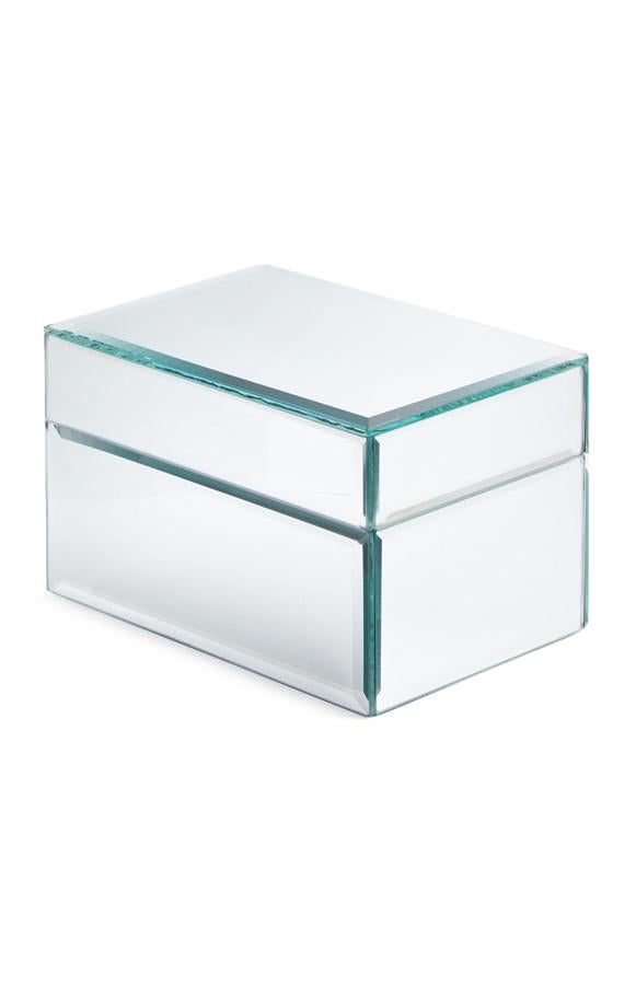 En color plateado y con interior negro, este joyero con tapa tiene un precio de 7 euros.