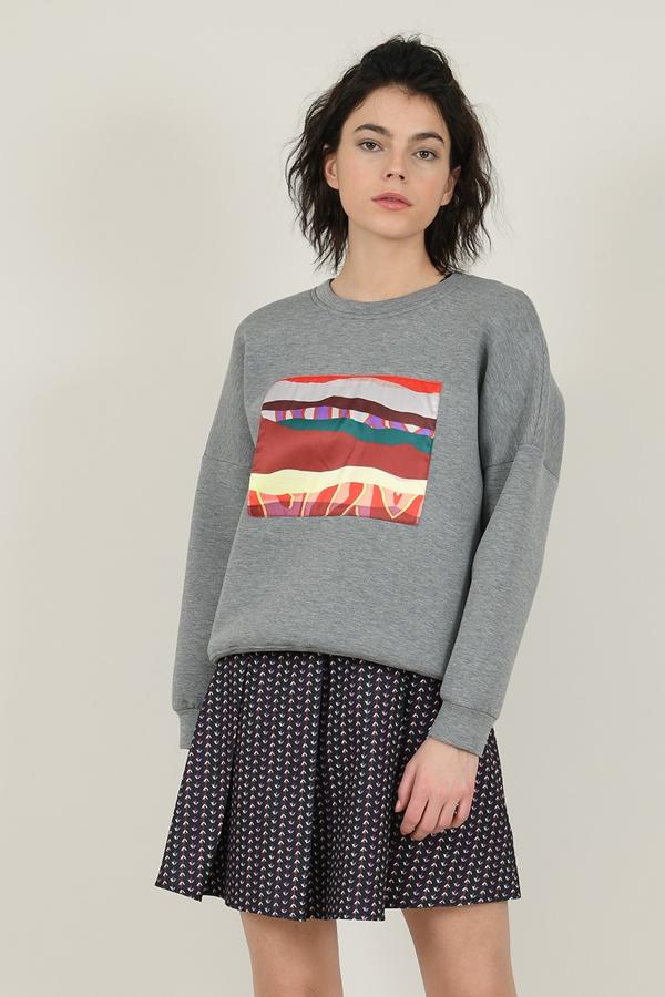 Sudadera gris con estampado en el pecho de Molly Bracken (78,35 euros).