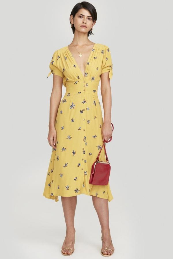 VEstido amarillo con estampado de flores, de Alo Niu (210 euros).