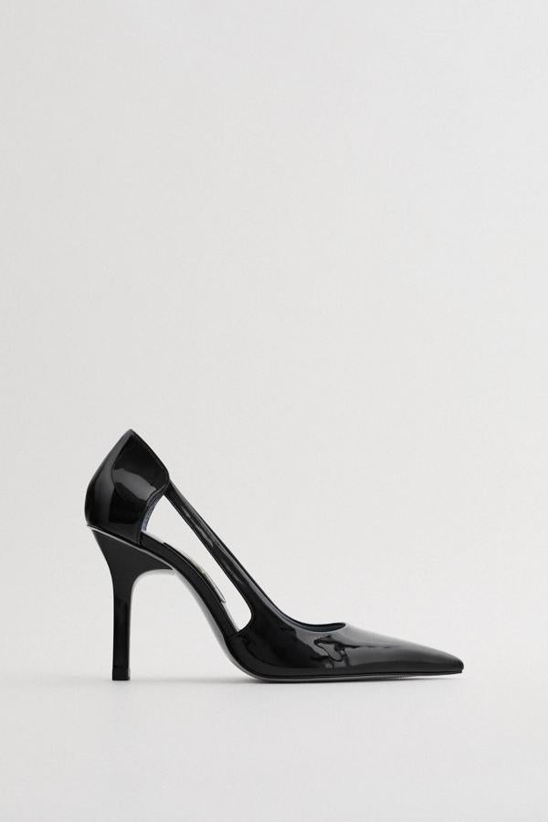 Con tacón de 10 centímetros, este zapato de charol negro con aberturas en los laterales y acabado en punta es de Zara y tiene un precio rebajado de 19,99 euros.