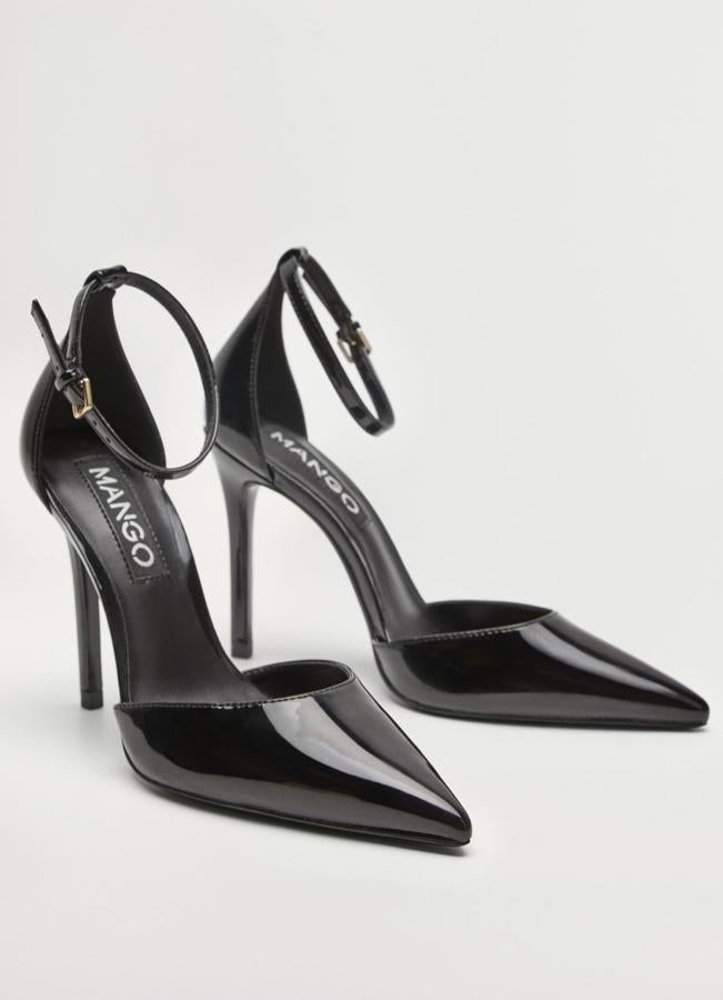 En color negro, este zapato de charol con punta y tacón fino cuenta con cierre de hebilla y tiene un precio de 29,99 euros. Es de Mango.