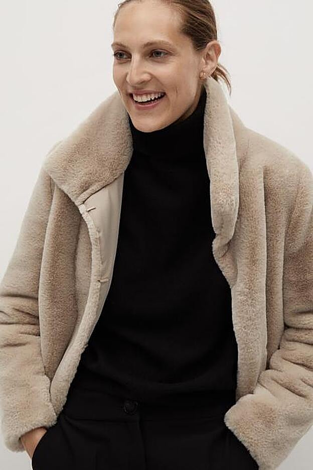 Esta cazadora de pelo en color crudo combina con todo y es de lo más calentita.