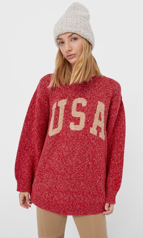 En color rojo, este jersey oversize de cuello redondo está disponible en otros colores y está arrasando. Tiene un precio de 25,99 euros.