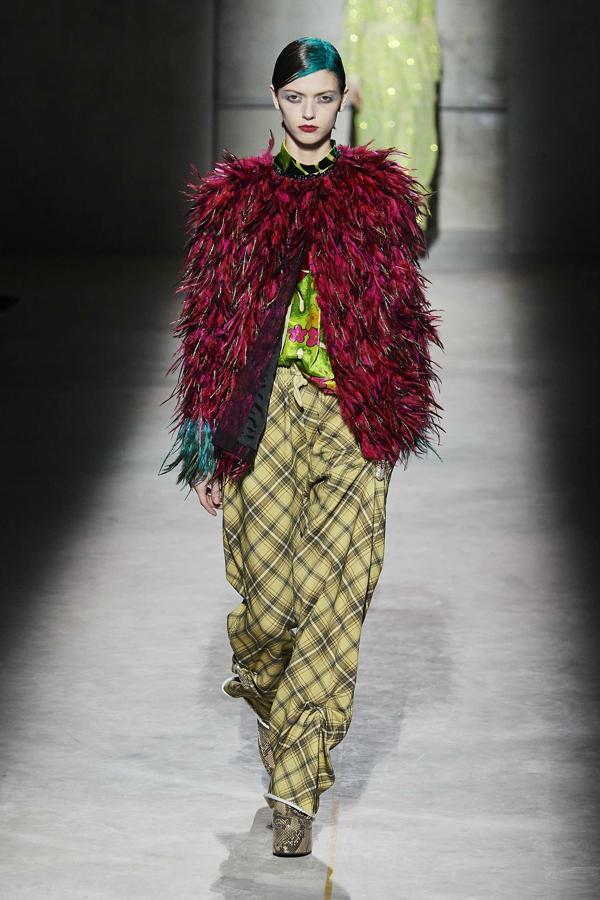 Look del desfile de o/i 2020-21 de Dries Van Noten.