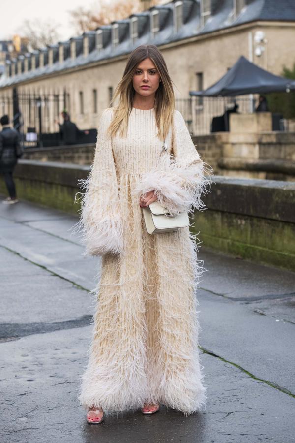 Vestido largo de punto con plumas bordadas.