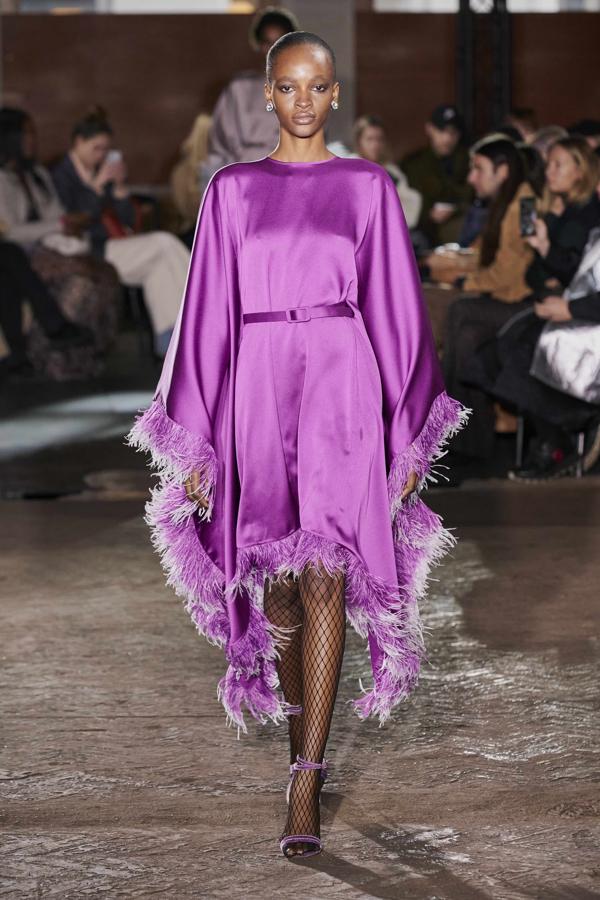 Vestido de seda tipo caftán con pumas bordadas, de la colección o/i 2020-21 de Zhang