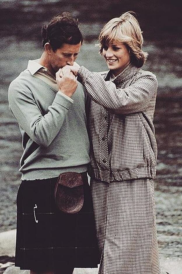 El príncipe Carlos ha llevado kilt, la falda típica escocesa que llevan los hombres, en numerosas ocasiones.