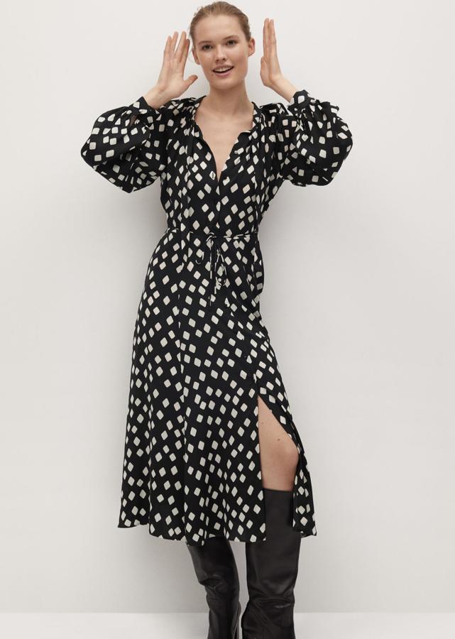Con estampado geométrico en blanco y negro, este vestido midi de manga larga y lazo a la cintura cuenta con cierre de botones en la parte delantera. Es de Mango y tiene un precio rebajado de 39,99 euros.