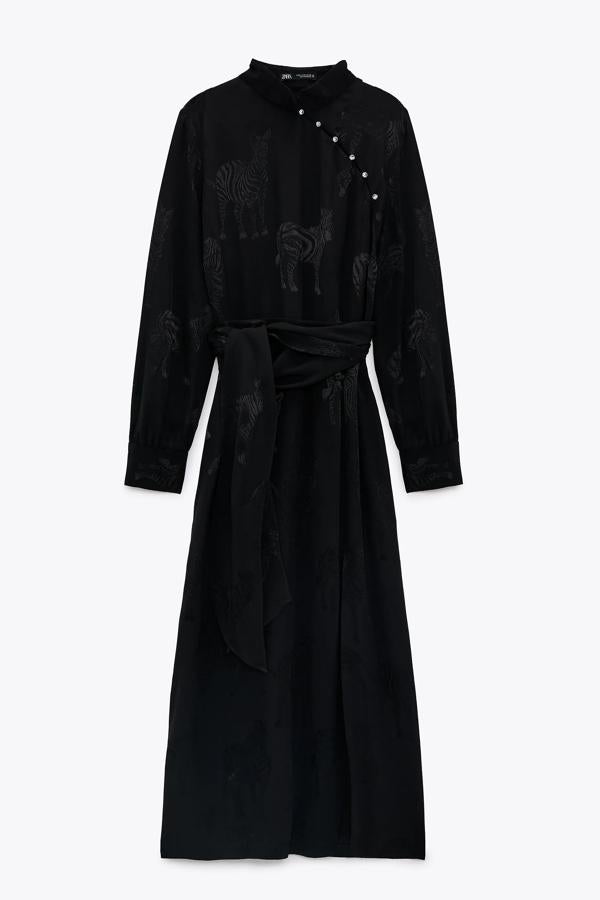 En color negro, este vestido midi con cuello subido y manga larga acabada en puño con botones cuenta con detalle de cinturón del mismo tejido y abertura lateral en el bajo. Es de Zara y tiene un precio de 39,95 euros.