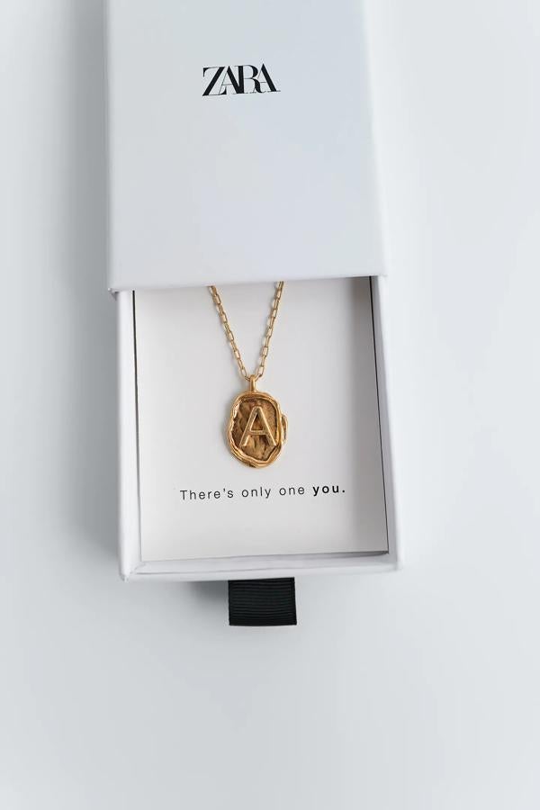 Los colgantes con la inicial siempre son un detalle bonito para regalar y que te regalen. En Zara cuestan 12.95 euros, pero la mayoría de las letras están agotadas y con lista de espera...
