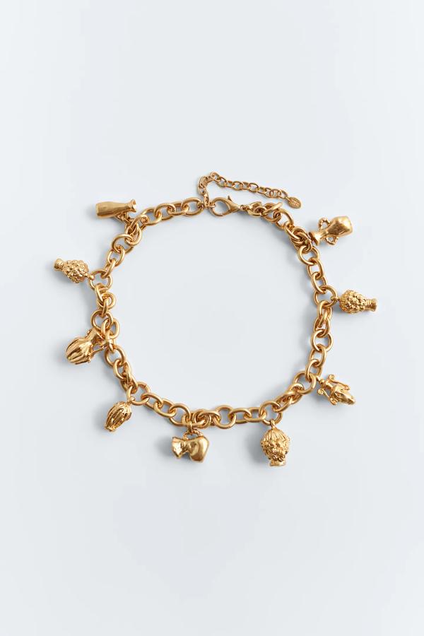 Si buscas un collar original, este con caras de Zara lo es: cuesta 17.95 euros.