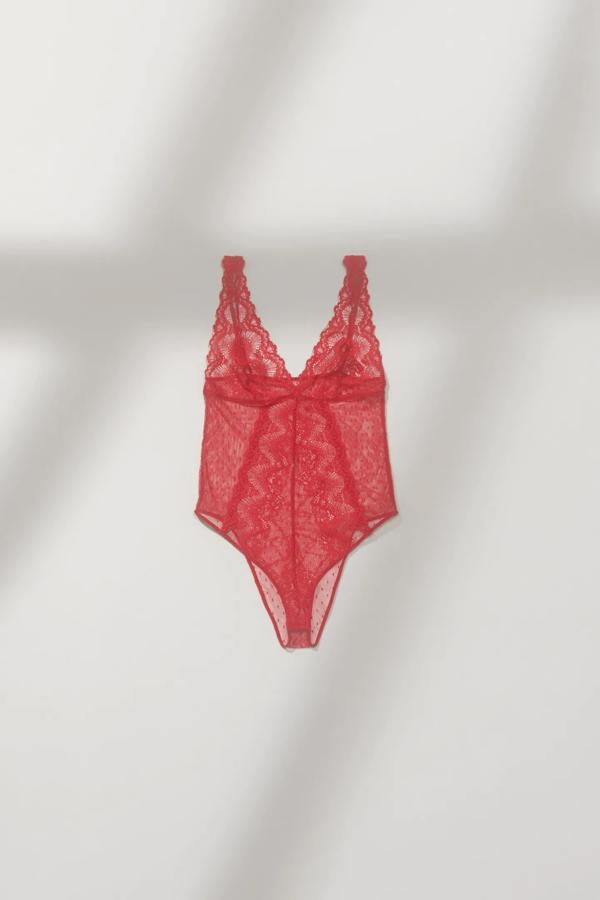 Y de las bragas de lana pasamos a los bodys más sexys, como este de encaje rojo, que cuesta 25.95 euros en Zara.