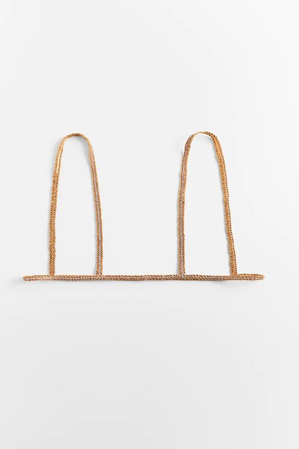 Si quieres transformar tus blusas, jerséis y vestidos, puedes añadir  un cuello bobo como el de Primark  y dar un toque naive... o ponerte un arnés joya como este de Zara (29.95 euros) y añadir un toque lujoso y muy sexy a tu look.