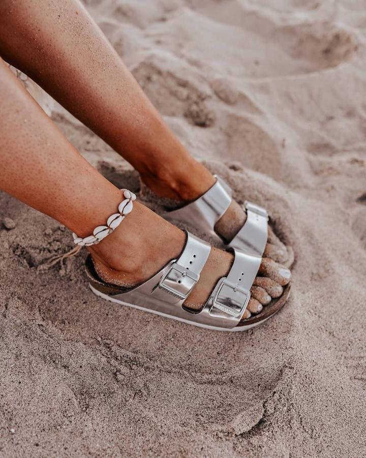 2. Las clásicas sandalias Arizona de Birkenstock.