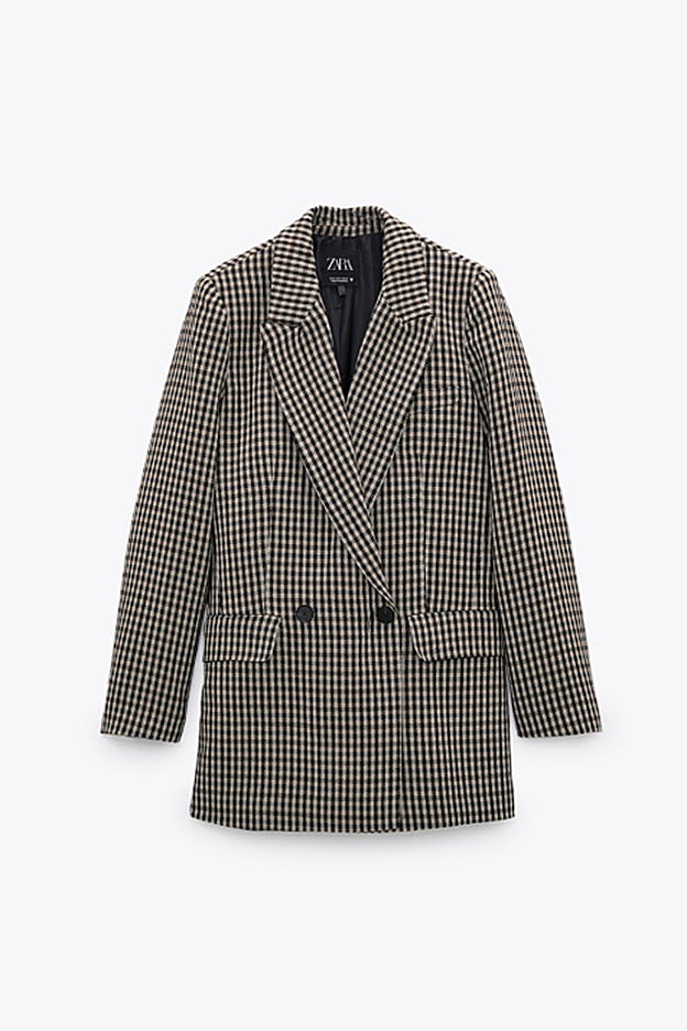 Blazer de cuadros con los hombros marcados de Zara.
