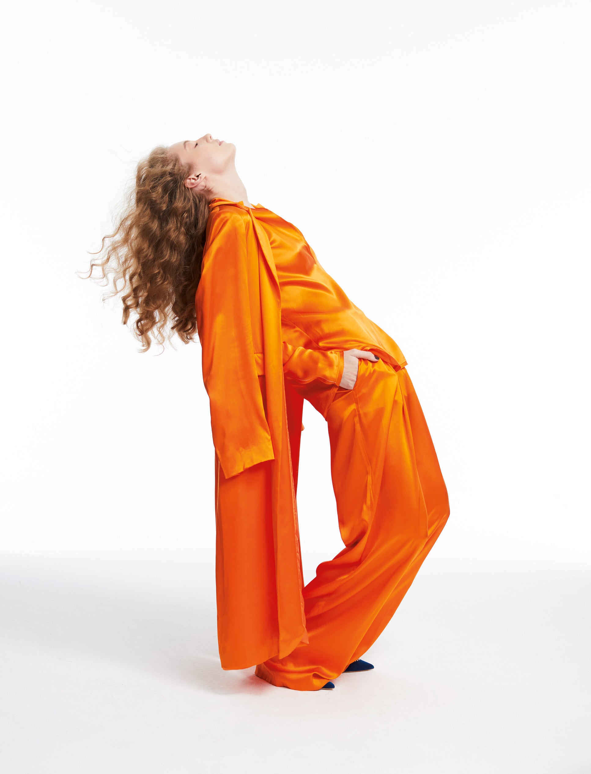 Camisa, pantalón y abrigo de seda, todo de Nina Ricci. Los zapatos son de Manolo Blahnik.