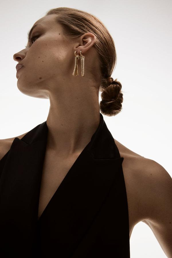 Pack de pendientes dobles metálicos con acabado dorado y flecos de strass, de Zara (12,95 €).