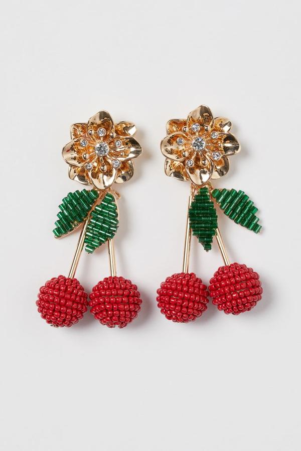 Pendientes metálicos con cristales y abalorios en forma de cereza, de H&M (12,99 €).