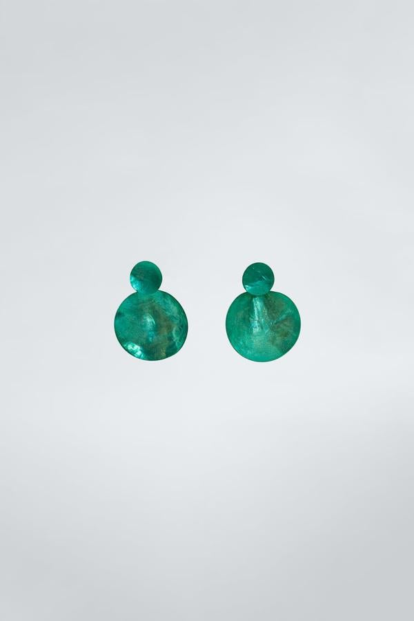 Pendientes redondos de concha esmaltada, de Zara (12,95 €).