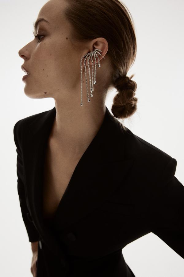 Pendiente tipo earcuff con cristales en cascada, de Zara (12,95 €).
