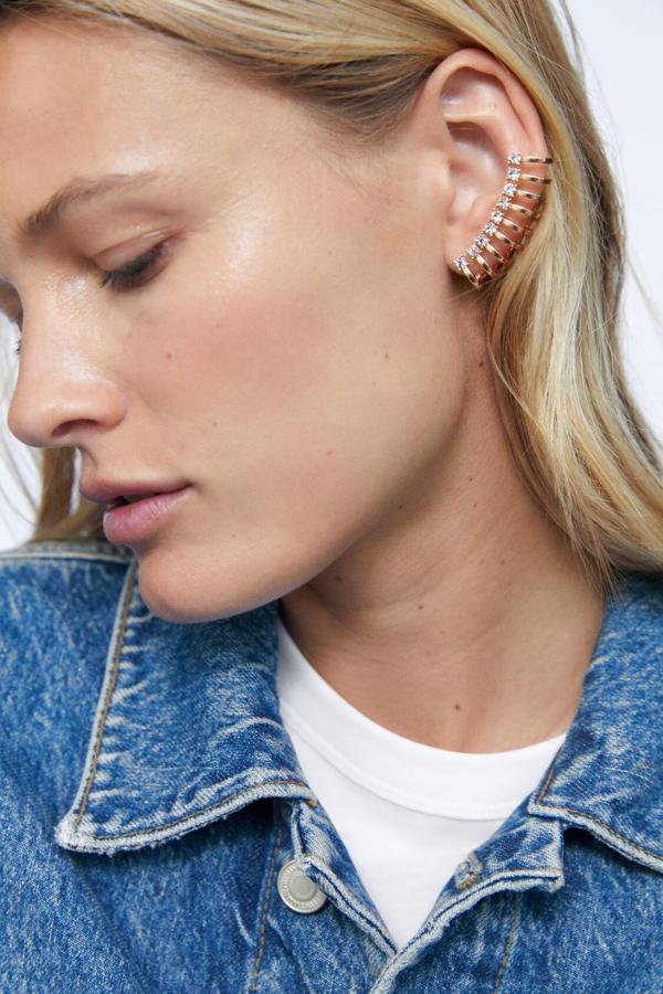 Earcuff dorado con piedras engastadas, de Zara (12,95 €).