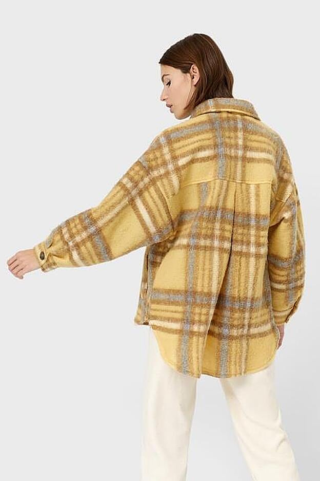 La parte de detrás es más larga y tiene un pliegue que le confiere a la prenda un carácter oversize. Cuesta 39,99 euros.