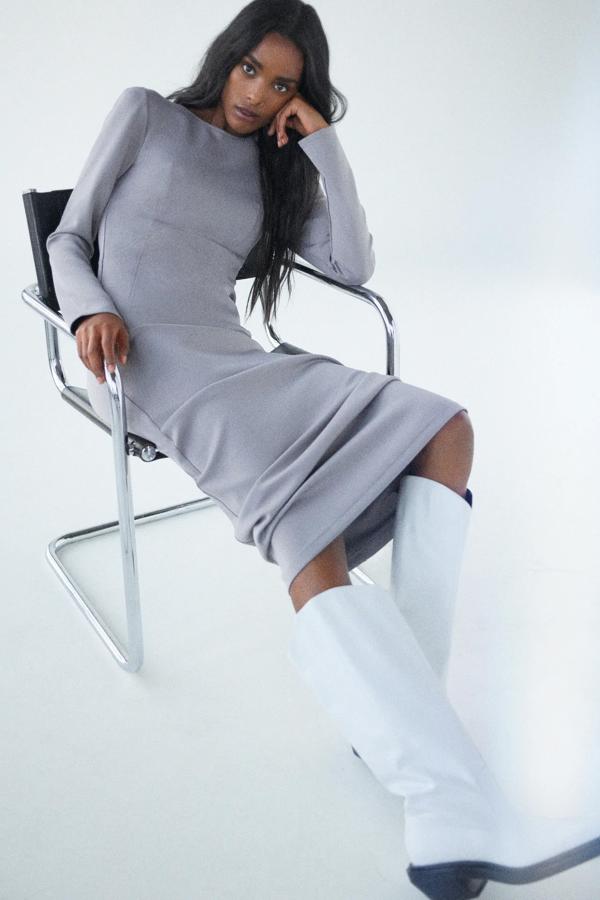 Efecto neopreno, cuello redondo y escote en la espalda. Disponible de XS a XL.