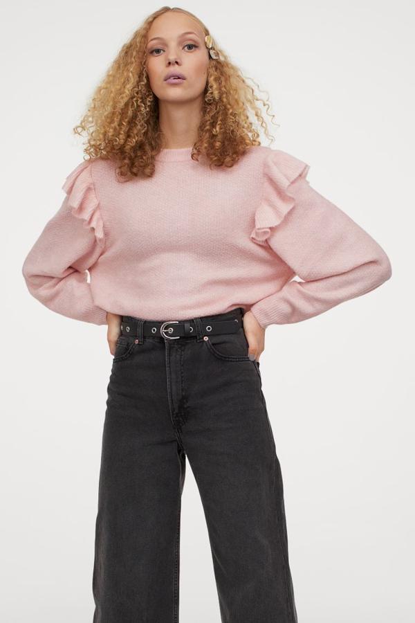 Disponible en rosa, gris y negro, este jersey en punto suave con lana en la trama de H&M, viene con ribete de volante en los hombros y remate de canalé en cuello, puños y bajo. Solo cuesta 19,99 euros, pero queda en pocas tallas en cualquiera de los colores.