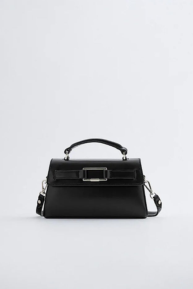 Bolso bandolera estilo 'lady' de Zara, muy parecido al que lleva Blanca Miró.